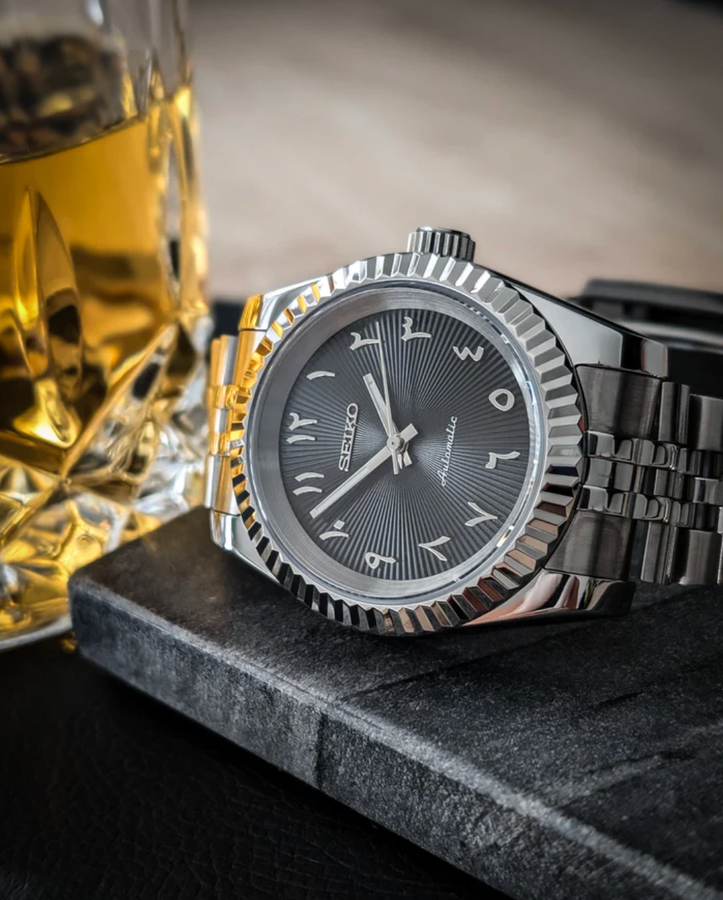 SEIKOJUST FLUTED | ARABIC BLACK