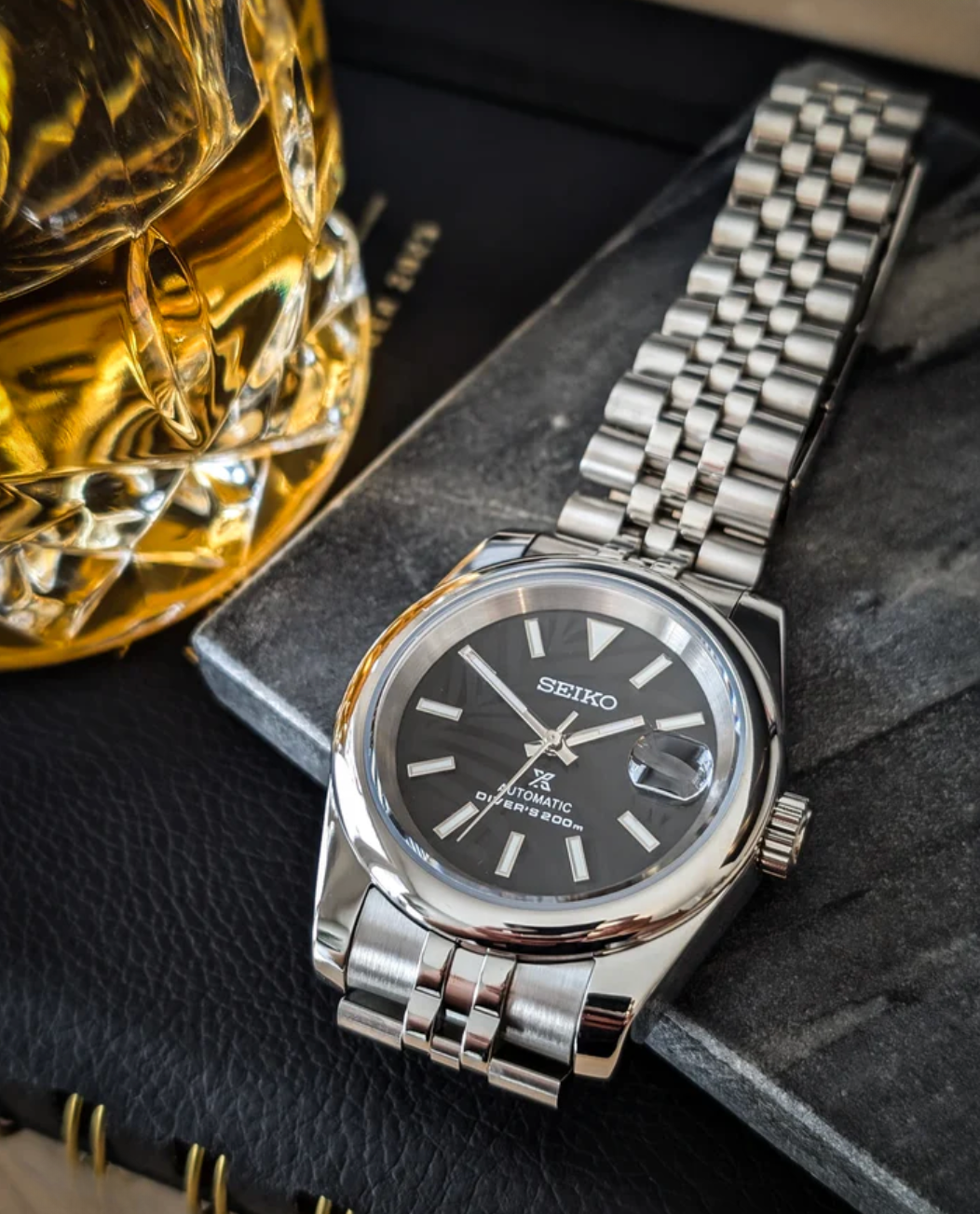 SEIKOJUST FLUTED | PALM LEAVES BLACK