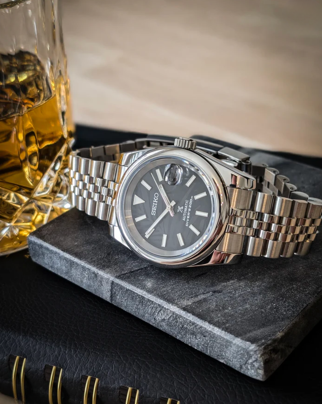 SEIKOJUST FLUTED | PALM LEAVES BLACK